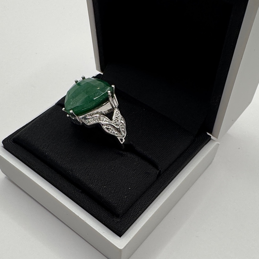 925 Silver Emerald ring with White topaz accent stones. Ring Size 7 - Picture 4 of 10